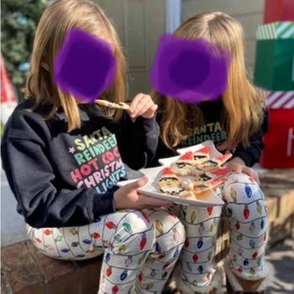 Adorable Christmas Sweatshirt 🎅 🎄 - Picture 5 of 7